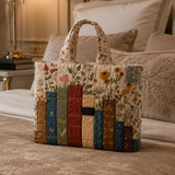 Vattert toteveske med bøker og blomster