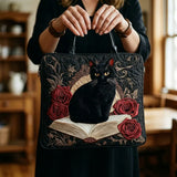 Quiltet tote bag med sort kat på bøger