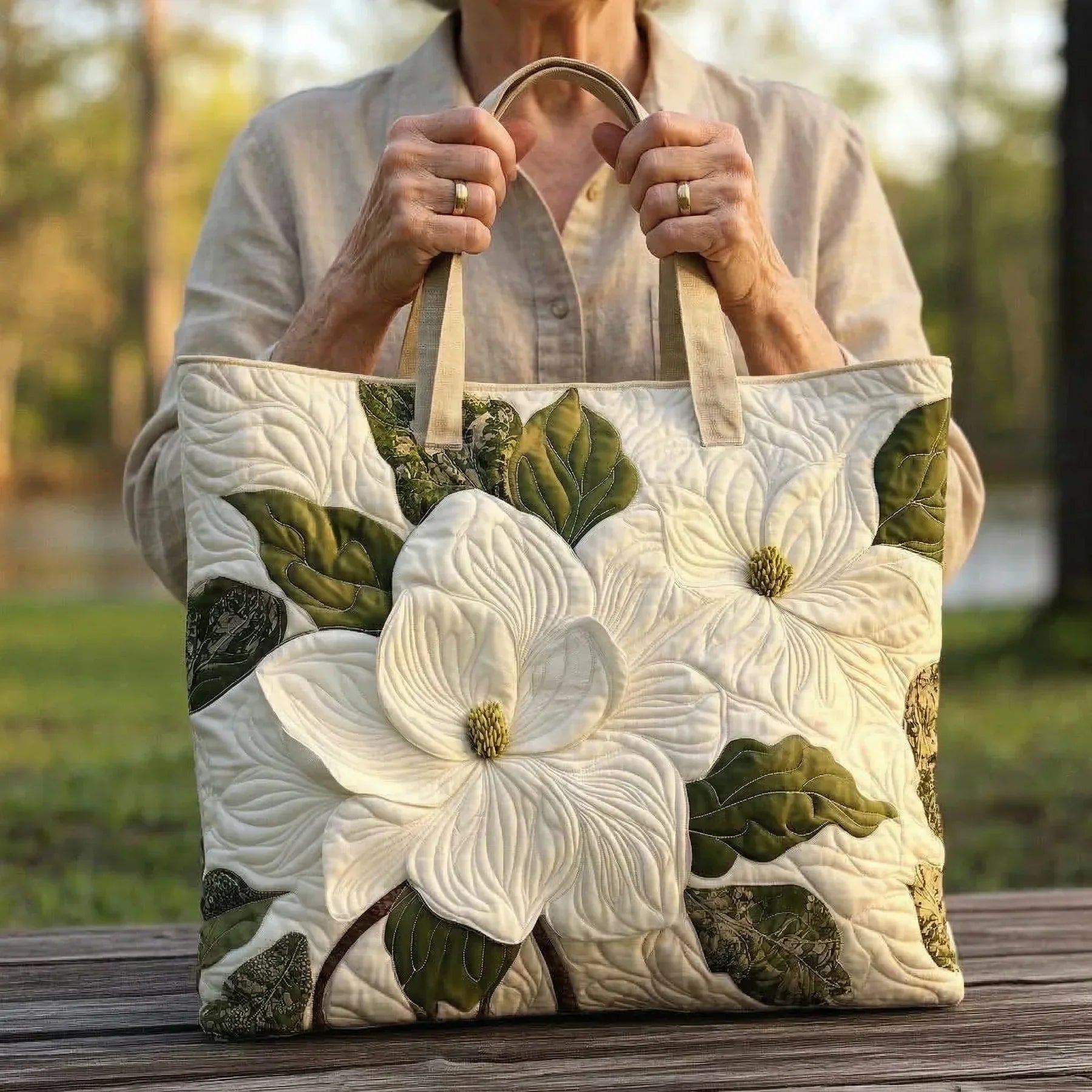 Quiltet tote bag med elegante hvide liljer