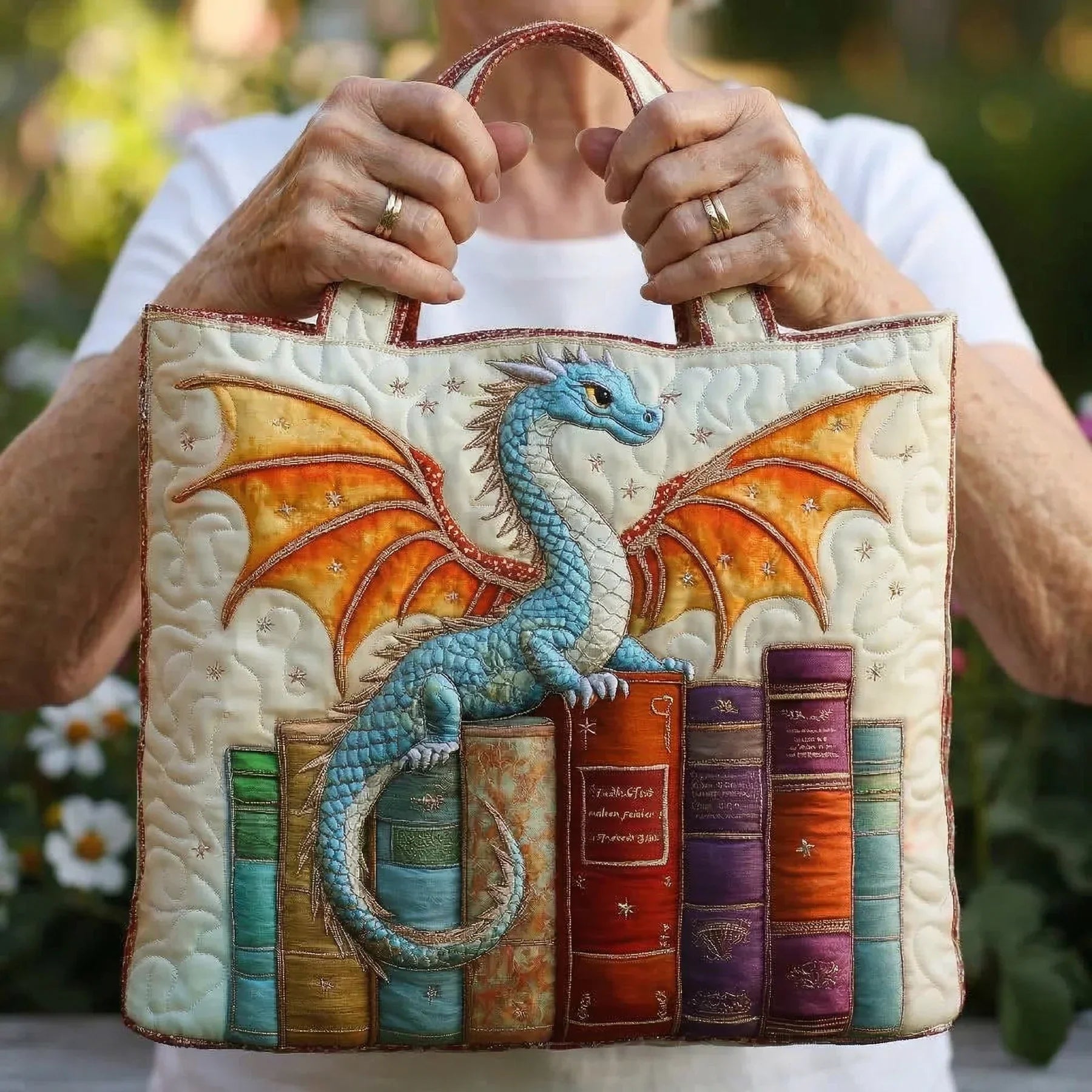 Quiltet mulepose med smaragd Dragon Book Guardian